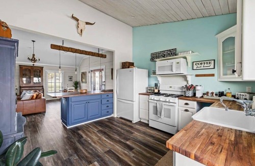 Boerne House | Historic 1 BR Cottage | Mountain Views | Firepit