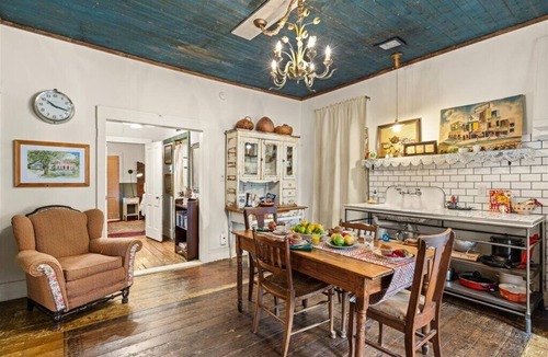 Granbury Cottage | Historic 1890s Cottage: Walk to historic square, beach, & hiking trail!