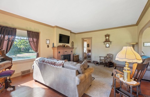Milton-Freewater House | Historic 1915 Wine Country Home: 3 Queens, 2 Twins, WiFi & AC, 23 Acres