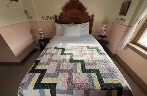 Bentonsport Bed & Breakfast | Historic Bentonsport Stay - Cozy Queen Guest Room Walking Distance to Shops