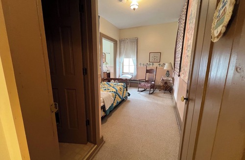 Bentonsport Bed & Breakfast | Historic Bentonsport Stay - Cozy Queen Guest Room Walking Distance to Shops