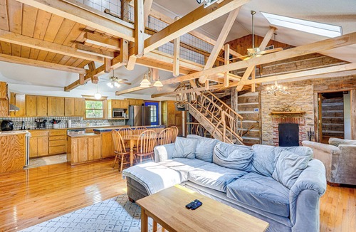 Rucker Cabin | Historic Clark Cabin w/Deck & Fishing Pond Access