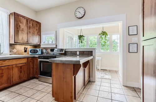 Longmont House | Historic Downtown Home | Hot Tub | Pet Friendly