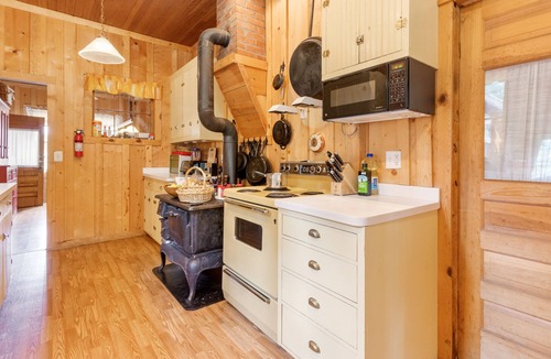 YMCA of the Rockies Cottage | Historic Griggs Cottage Built 1914. 5 min walk to YMCA & Stables. 3 mi to RMNP.