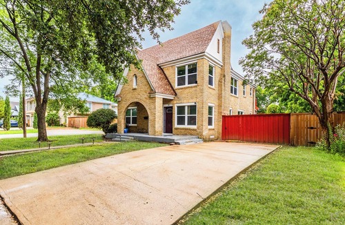 Oak Cliff House | Historic Oak Cliff Retreat - Yoga & Wellness Room Near Bishop Arts