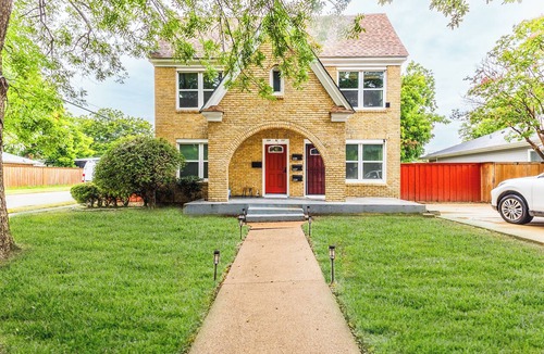 Oak Cliff House | Historic Oak Cliff Retreat - Yoga & Wellness Room Near Bishop Arts