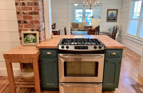 Denton House | Historic Shiplap Cottage, Walk to Denton Shops