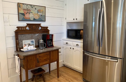 Denton House | Historic Shiplap Cottage, Walk to Denton Shops
