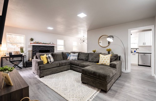 Oklahoma City House | Historic Villa🚶 2 min from Lake Hefner 🏊 Hot Tub 🎱 Pool Table 🐶 Pet Friendly