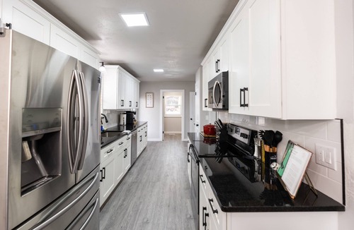 Oklahoma City House | Historic Villa🚶 2 min from Lake Hefner 🏊 Hot Tub 🎱 Pool Table 🐶 Pet Friendly