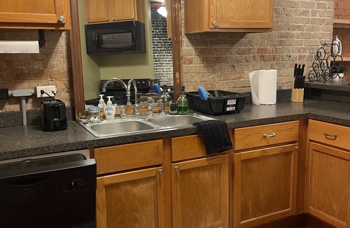 Leesville Apartment | Historical Downtown Leesville/Fort Polk sleeps 4