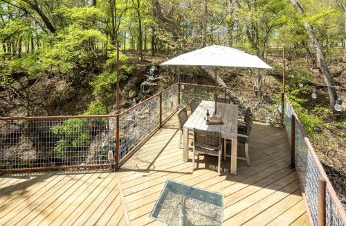 Dennis House | Hobbit Treehouse with Waterfall on the Brazos River for Glamping in Texas