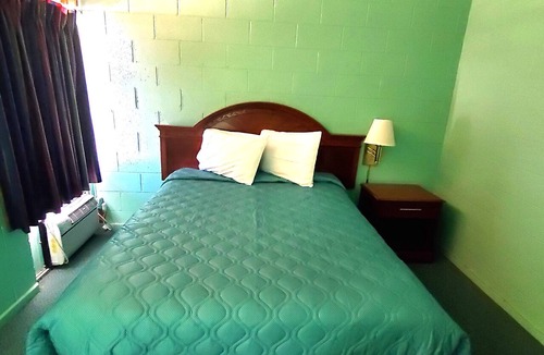 Sonora Hotel | Holiday Host Motel & RV Park