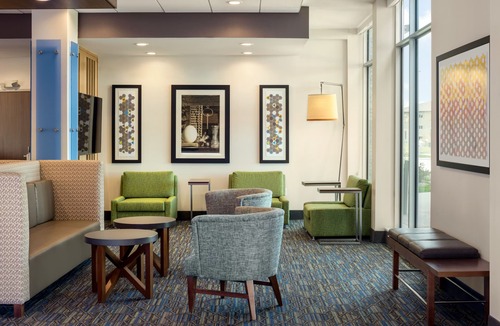West Des Moines Hotel | Holiday Inn Express & Suites West Des Moines - Jordan Creek by IHG