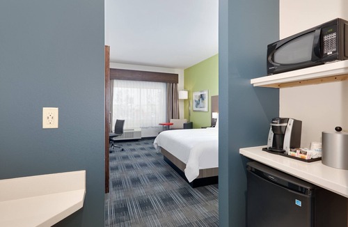 Farmers Branch Hotel | Holiday Inn Express & Suites Dallas NW - Farmers Branch by IHG