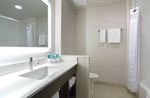 Lincoln Hotel | Holiday Inn Express and Suites Lincoln I - 80 by IHG