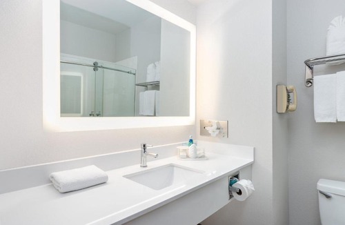 Grand Prairie Hotel | Holiday Inn Express Hotel & Suites Dallas - Grand Prairie I-20 by IHG