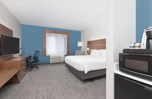 Grand Prairie Hotel | Holiday Inn Express Hotel & Suites Dallas - Grand Prairie I-20 by IHG