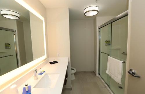 Hillsboro Hotel | Holiday Inn Express Hillsboro I-35 by IHG