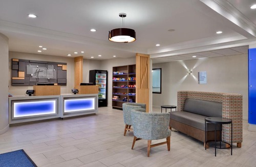 North Kansas City Hotel | Holiday Inn Express Hotel & Suites North Kansas City by IHG