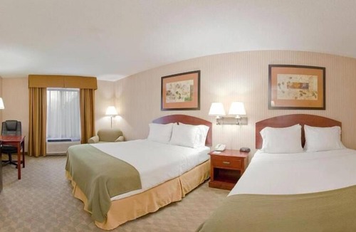 Lansing Hotel | Holiday Inn Express Hotel & Suites Lansing-Leavenworth, an IHG Hotel
