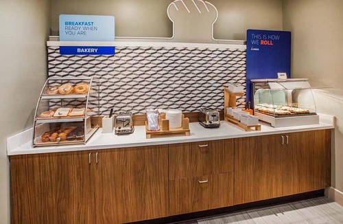 Oak Cliff Hotel | Holiday Inn Express Hotel & Suites Dallas West by IHG