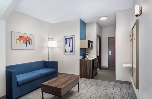 Pratt Hotel | Holiday Inn Express Hotel & Suites Pratt by IHG