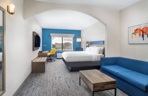 Pratt Hotel | Holiday Inn Express Hotel & Suites Pratt by IHG