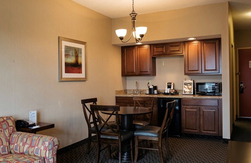 Olathe Hotel | Holiday Inn Express Hotel & Suites Olathe North by IHG