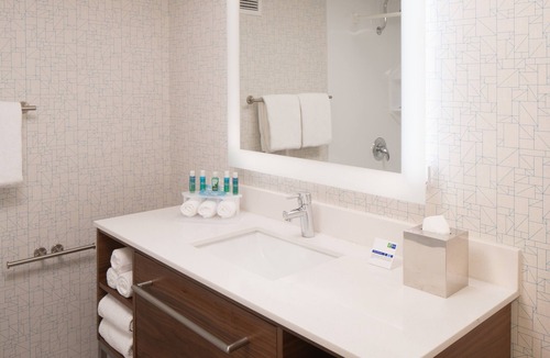 Springfield Hotel | Holiday Inn Express Springfield by IHG
