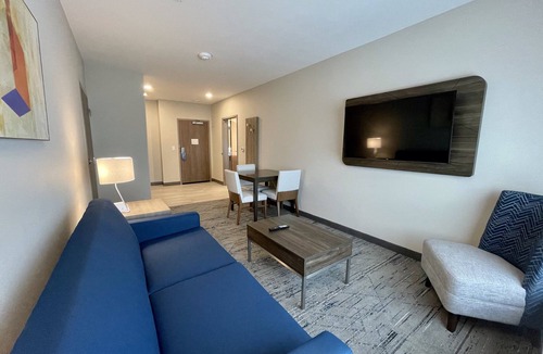 Fort Smith Hotel | Holiday Inn Express & Suites Ft. Smith Airport by IHG