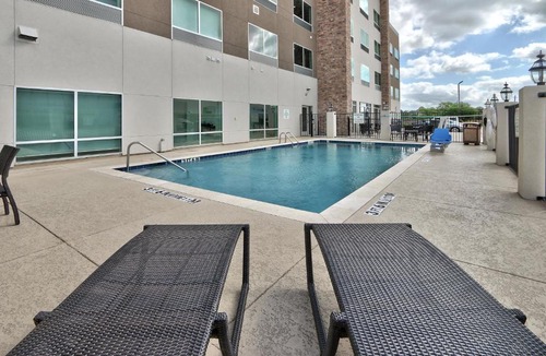 Northeast Houston Hotel | Holiday Inn Express & Suites - Houston East - Beltway 8 by IHG