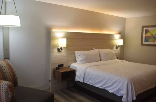McPherson Hotel | Holiday Inn Express & Suites McPherson by IHG