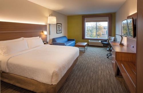 Southcenter Hotel | Holiday Inn Express & Suites Seattle South - Tukwila by IHG