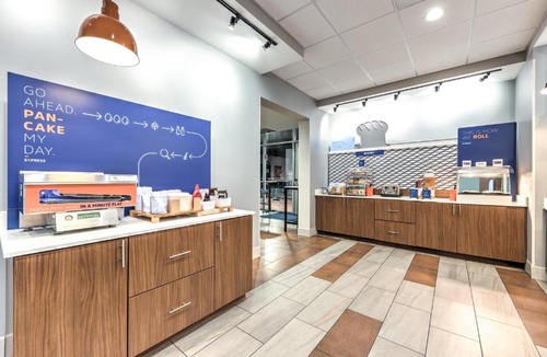 Moore Hotel | Holiday Inn Express & Suites Moore by IHG