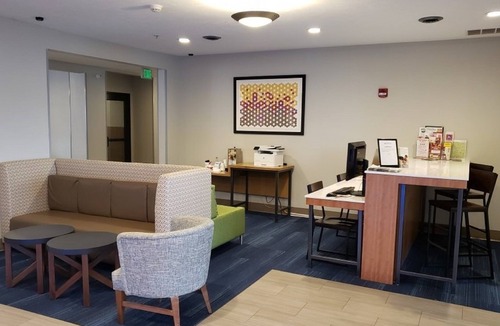 Highlands Hotel | Holiday Inn Express & Suites Lincoln Airport by IHG