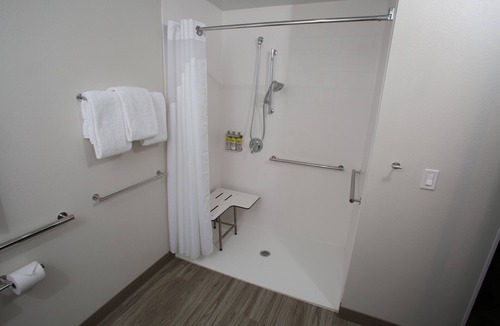 Highlands Hotel | Holiday Inn Express & Suites Lincoln Airport by IHG