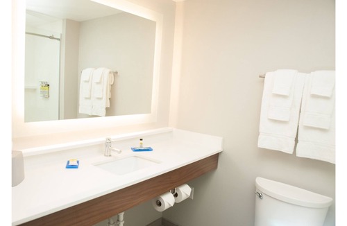 Norfolk Hotel | Holiday Inn Express & Suites Norfolk by IHG