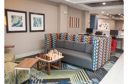 Norfolk Hotel | Holiday Inn Express & Suites Norfolk by IHG