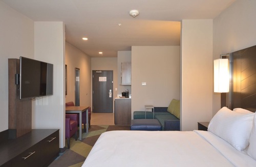 South Oklahoma City Hotel | Holiday Inn Express & Suites Oklahoma City Mid - Arpt Area by IHG