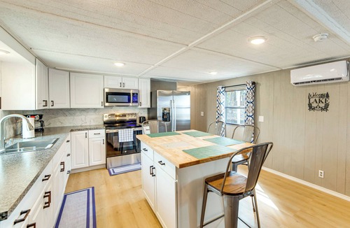 Log Cabin House | Home 2 Mi to Cedar Creek Lake: Bring Your Pets!