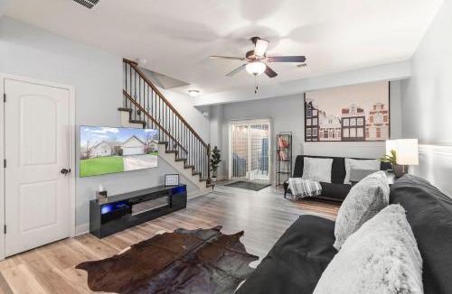 Tracy House | Home Away from Home 2 Close to KCI Airport, Weston