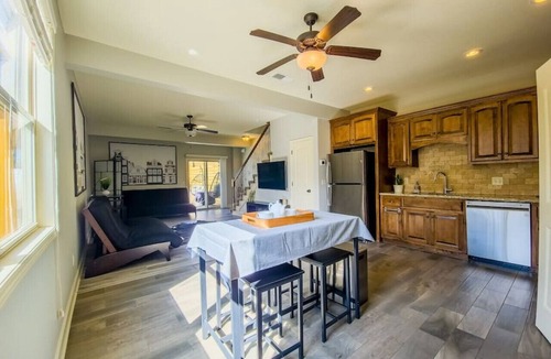 Tracy House | Home Away from Home Close to KCI Airport, Weston
