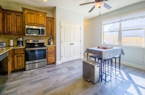 Tracy House | Home Away from Home Close to KCI Airport, Weston