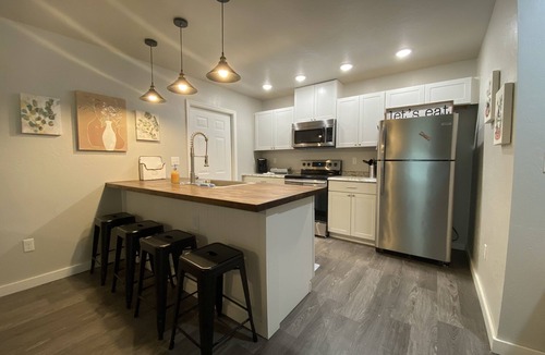 Mena Cottage | Honey Bee Cottage, ez trailer parking 🔥place, king, paved,🔥pit , Fast WIFI 3tvs