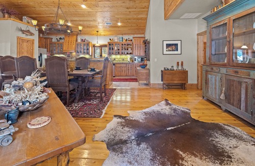 Red River Apartment | "Honey Haven Mountainside" Luxury Loft-Sleeps 6-In Town-Pet Friendly