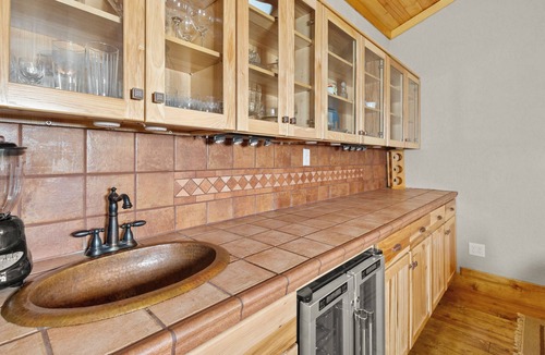 Red River Apartment | "Honey Haven on Main" Luxury Loft-Sleeps 8-In Town-Pet Friendly