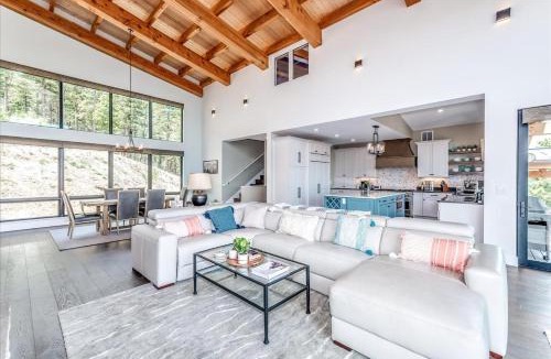 Bailey House | Hot Tub and Scenic Views at The Bailey Lodge