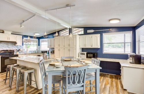 Enchanted Oaks House | Hot Tub & Dock: Lakefront Mabank Home