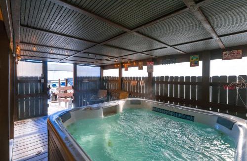 Davison County House | Hot Tub, Fire Pit! Massive Mt Vernon Hunting Lodge